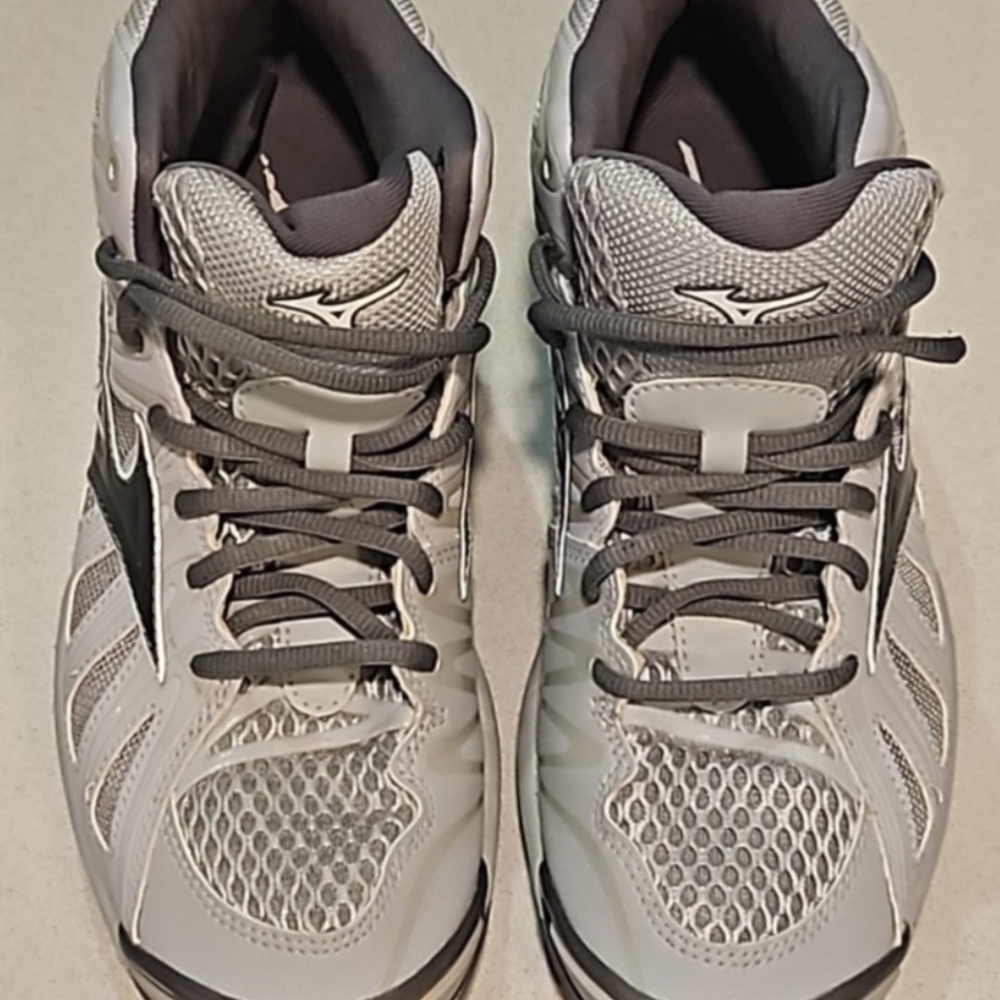 Mizuno Men's Gray Athletic Shoes